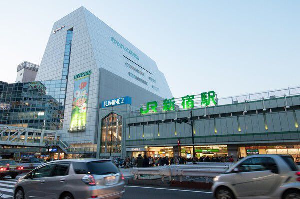 「新宿ルミネ」までは、約2,300m（徒歩27分）。
