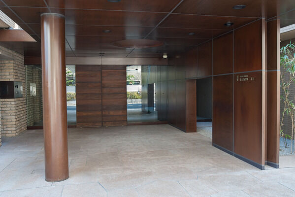 エントランスの扉は木目の美しいウェンジを採用。