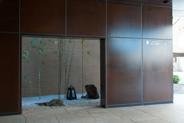 エントランスホールの右手にはシホウチクを植えた坪庭がお出迎え。