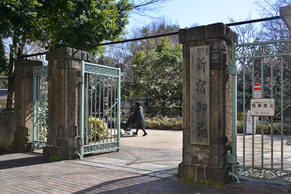 緑あふれる「新宿御苑」は約2,400ｍ。