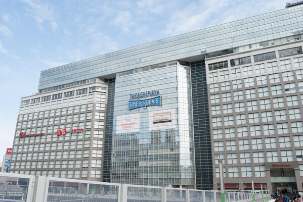 お買い物に便利な「新宿髙島屋」は約3,300ｍ。