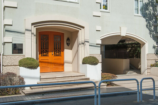 アーチを描くエントランスにはディテールの美しい玄関ドアが備わる。