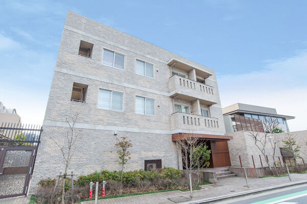 【パークコート市谷仲之町】ファサードの外壁には割肌の大理石で上質感を演出。