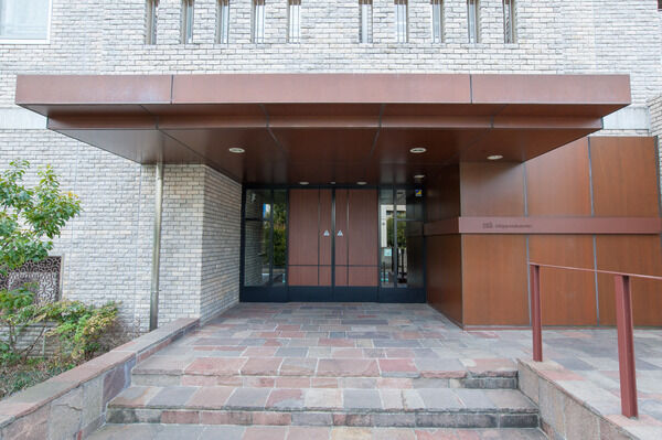 コールテン銅の庇が迎え入れる荘厳なエントランス。 コールテン銅の庇が迎え入れる荘厳なエントランス。