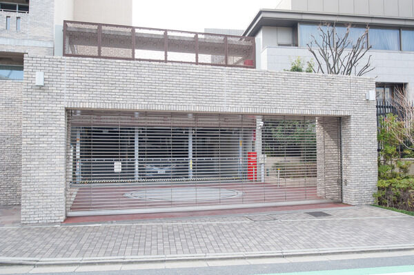 27台収容(内1台平面式)の昇降横行縦列ピット式のパーキングを設置。 27台収容(内1台平面式)の昇降横行縦列ピット式のパーキングを設置。