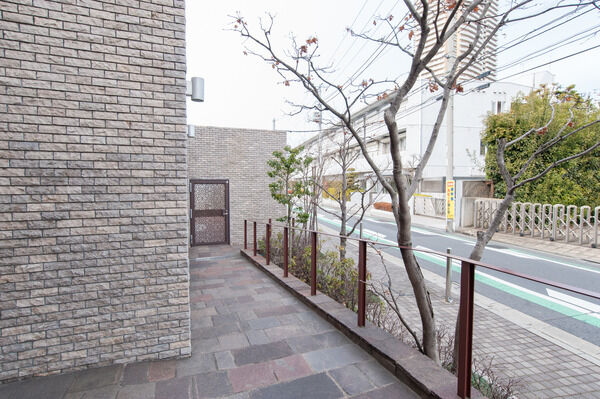 スロープを設けたバリアフリー対応のアプローチ。 スロープを設けたバリアフリー対応のアプローチ。