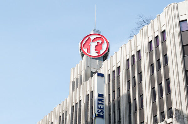 「伊勢丹新宿店」まで、約2,800m。 「伊勢丹新宿店」まで、約2,800m。