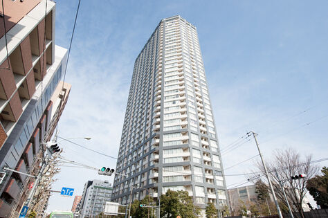 外苑東通り沿いに建つエレガントな佇まいの38階建て426戸のタワーマンション。
