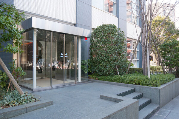 オートロックなどセキュリティが配慮されたエントランス。 オートロックなどセキュリティが配慮されたエントランス。