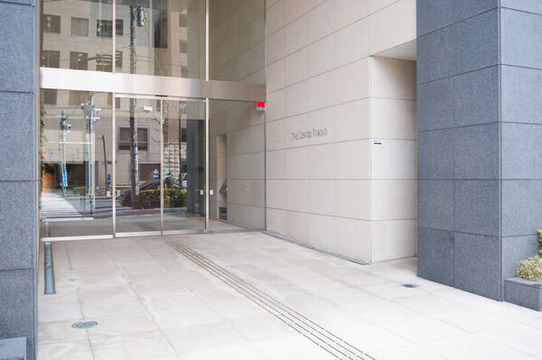 床と壁に天然石を貼り詰め、天井までの大きなガラスを配した洗練の意匠。 床と壁に天然石を貼り詰め、天井までの大きなガラスを配した洗練の意匠。