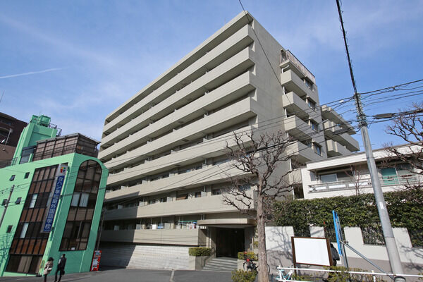 【高田馬場パークホームズ】地上8階建てで、安定感のある堂々とした佇まい。