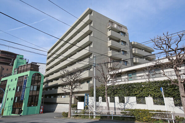 【高田馬場パークホームズ】周辺環境の中にひときわ美しいシルエットを作り出す外観。