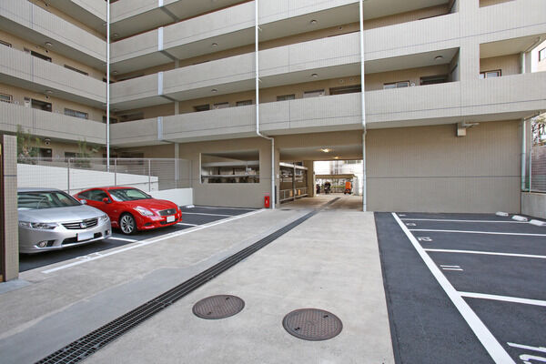 33台収容の駐車スペースを完備。
