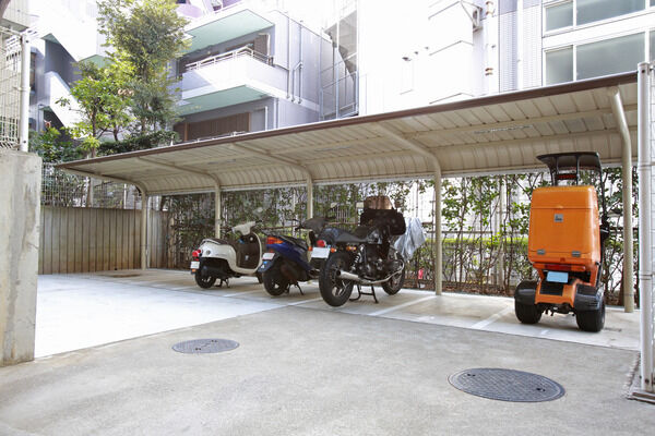 敷地内には78台収容の駐輪場を設置。バイクを置くことも出来ます。