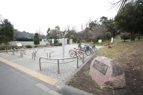 桜の時期には花見客で賑わう「戸山公園」は約960m（徒歩12分）。