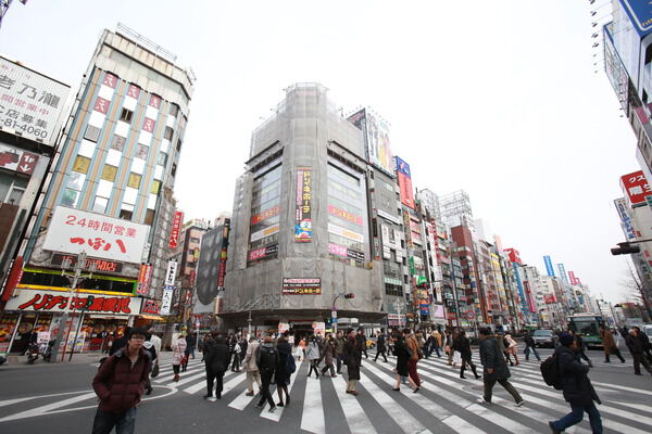 買い物や食事など有数の繁華街「新宿」へは、山手線「高田馬場」駅より5分。