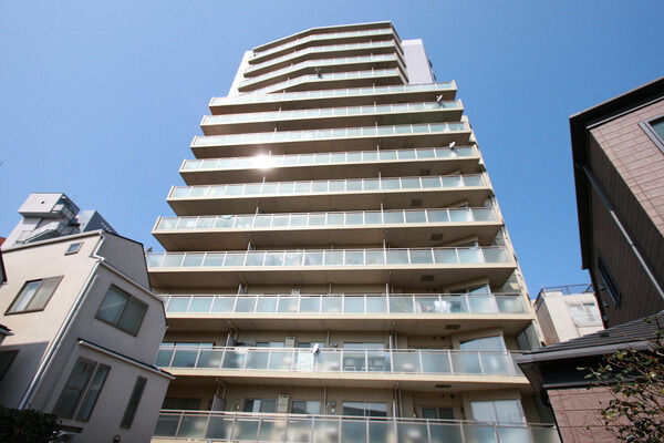 【高田馬場四丁目パークホームズ】建物南面。ガラス製のフェンスバルコニーが陽光を受け煌めくファサードが美しい。		