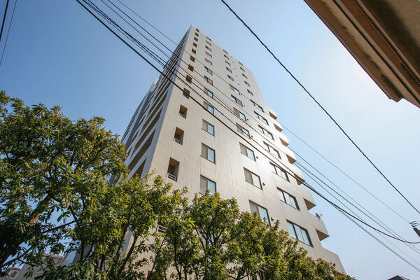 【高田馬場四丁目パークホームズ】無用な空間が生まれないように連ねた樹木の緑が美観にアクセントをプラス。		