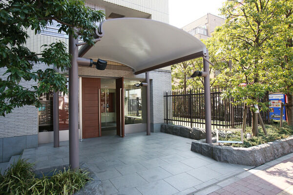 御影石を敷き詰め緑を配したアプローチはまさにアート。		