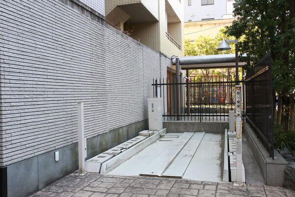 リモコンゲート付12台収容の機械式駐車場の他に2台収容の平面式を設置。