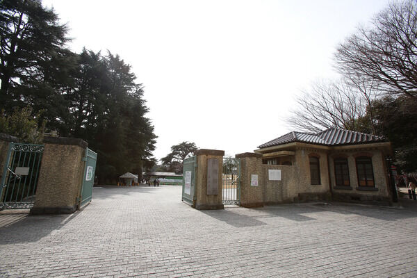 サクラの名所「新宿御苑」は、バス26分。