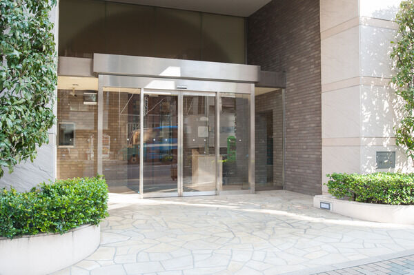 ライムストーン風の門構えが存在感を醸すエントランス。