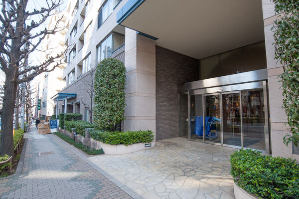 大きく乱貼りした石灰岩を施したエントランスアプローチ。