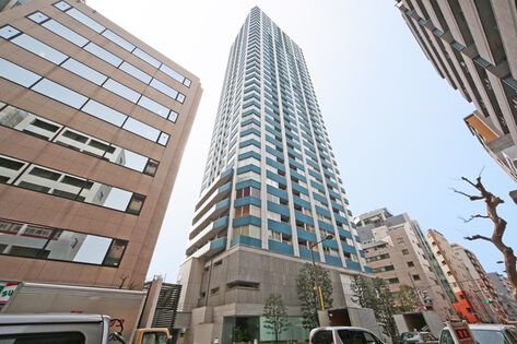 スカイブルーのタイルに高さを強調する白い柱、美しさを純粋に磨き上げた外観。		 スカイブルーのタイルに高さを強調する白い柱、美しさを純粋に磨き上げた外観。
