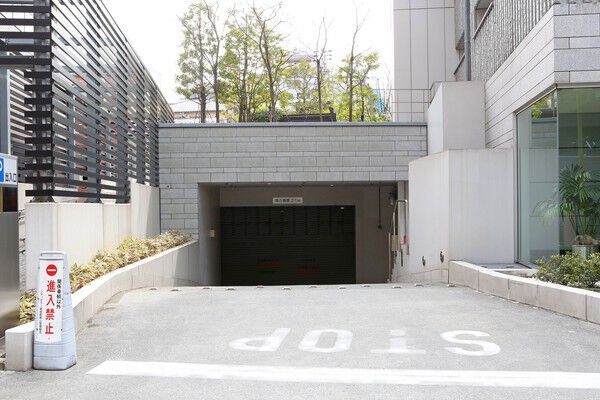 専用リモコンで操作する電動シャッター付き。104台収容のオーナーズガレージ。		