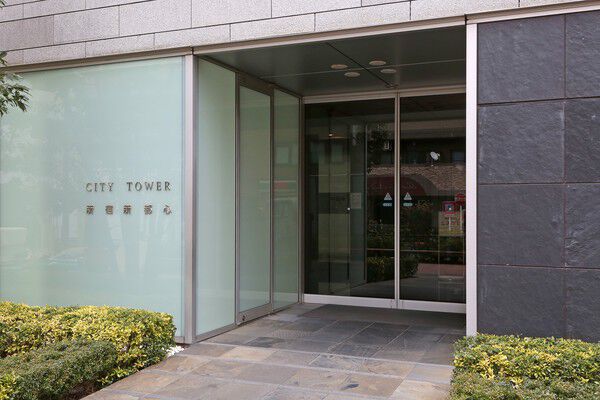 都市の雑踏をシャットアウトしつつ、やさしい自然光に包まれるエントランス。		