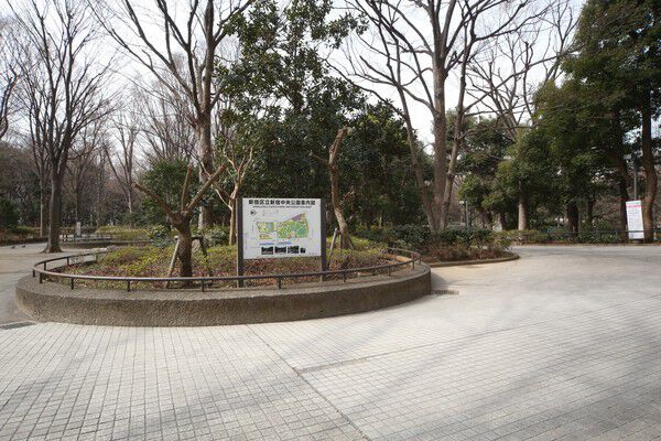イベント等も多数行われる「新宿中央公園」まで約300m（徒歩4分）。
