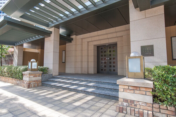 材料を吟味し、漂うような気品を表現したエントランス。