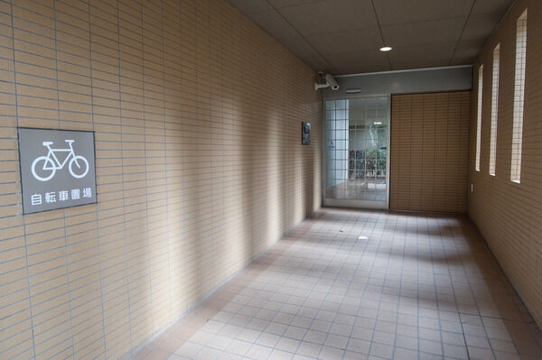 129台収容の駐車場、209台収容の駐輪場を敷地内に設置。