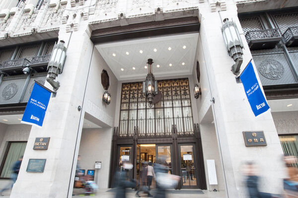 「新宿伊勢丹本館」までは、約1､400ｍ(徒歩18分)。