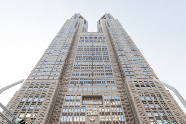 「東京都庁」までは、約560m(徒歩7分)。