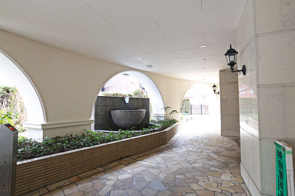 アプローチはクォーツサイトを(天然石)敷き詰め、優雅なやすらぎで満たします。 アプローチはクォーツサイトを(天然石)敷き詰め、優雅なやすらぎで満たします。