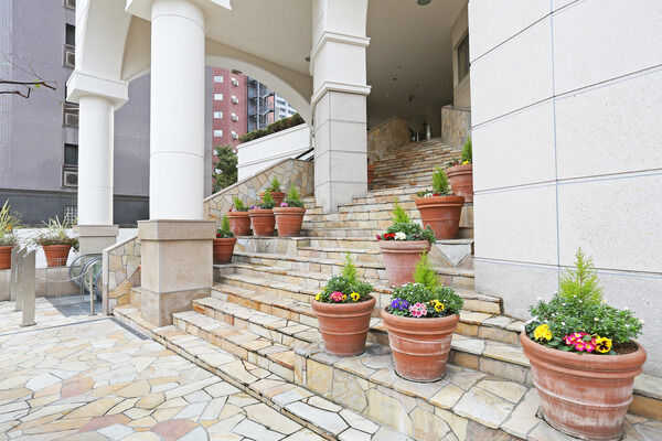 素焼きのフラワーポットを配し、華やかな雰囲気が漂うエントランスステップ。 素焼きのフラワーポットを配し、華やかな雰囲気が漂うエントランスステップ。