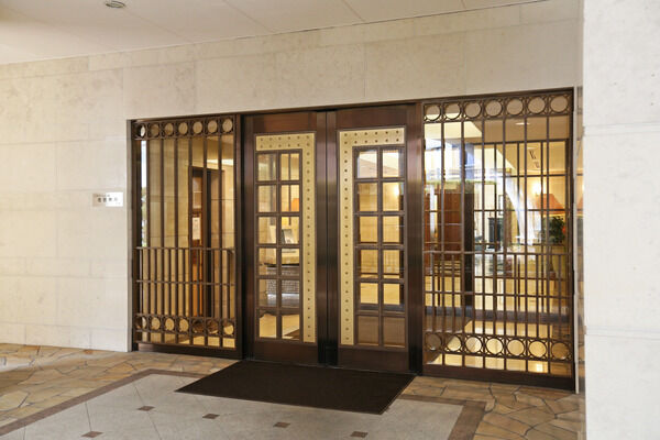 専用エスカレーターを上ると木目を基調とした風格漂うエントリーコートが迎えます。		 専用エスカレーターを上ると木目を基調とした風格漂うエントリーコートが迎えます。