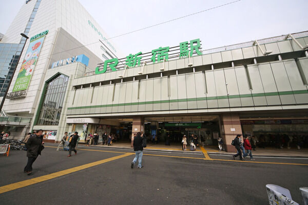 山手線「新宿」駅まで約720m（徒歩9分）。		