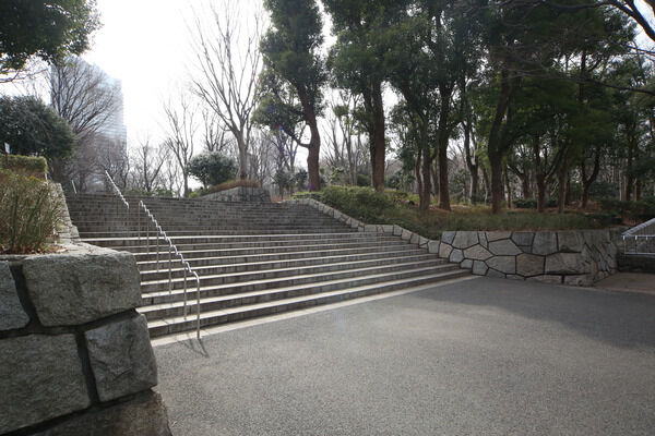 「新宿中央公園」まで約1,100m（徒歩14分）。		