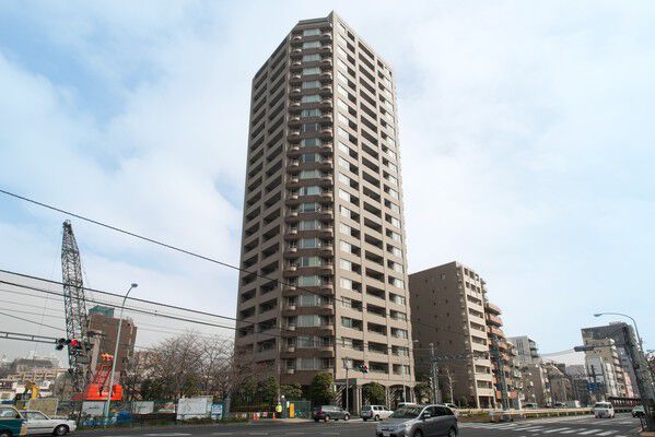 【西早稲田シティタワー】地上23階、全151戸。山手線の内側とは思えない自然豊かな地に佇む。		