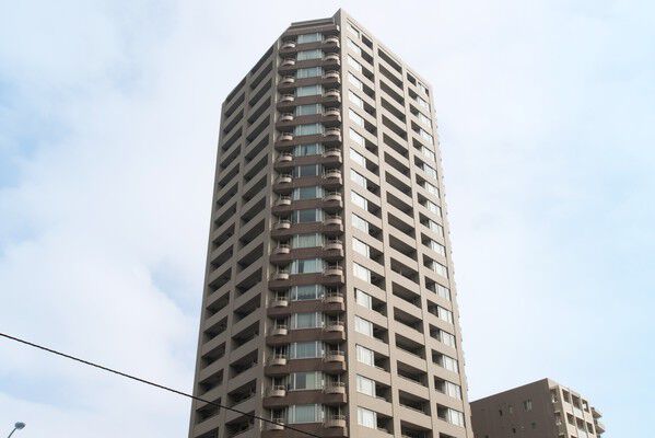 【西早稲田シティタワー】都心の眺望を思う存分楽しめるハイサッシ。柱や梁が空間を邪魔しない工法を採用。		