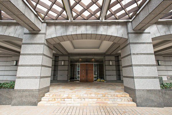 石張りのグランドコリドーの奥に構える木調のエントランス。		 石張りのグランドコリドーの奥に構える木調のエントランス。
