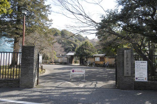 細川家下屋敷の庭園が残る「新江戸川公園」まで約550m(徒歩7分)。		 細川家下屋敷の庭園が残る「新江戸川公園」まで約550m(徒歩7分)。