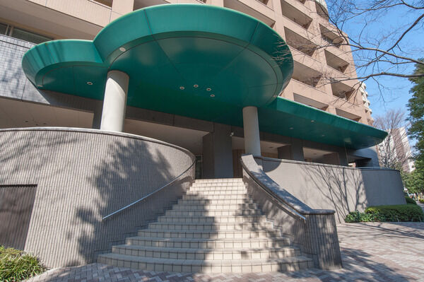 なだらかな階段を上ると美しいエントランスが開放的な表情をみせる。