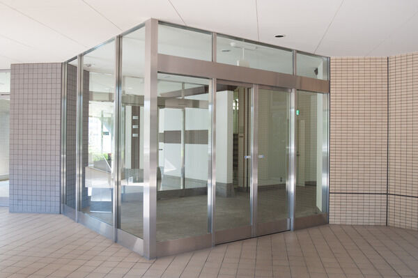 ワイドなオープンスペースが広がるエントランス。