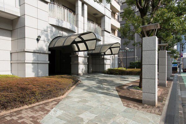 四季折々の表情で迎えるエントランスには、中高木約200本、低木約400本を植栽。		