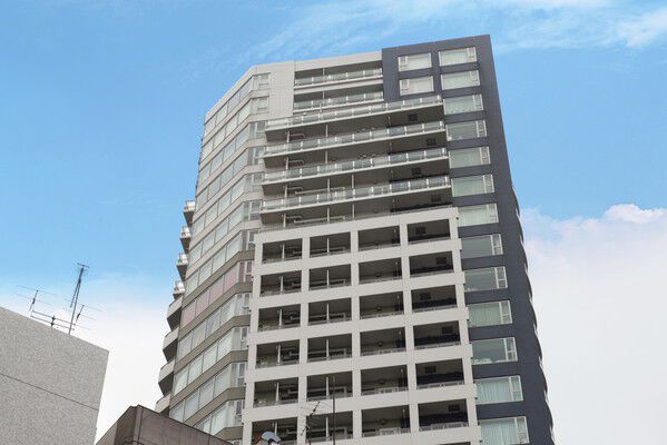 【シティタワー四谷】ブルーとホワイトのコントラストがスタイリッシュな印象を与えています。		