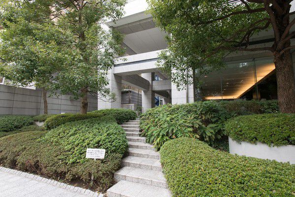 豊かな植栽が季節の移ろいを感じさせてくれます。		