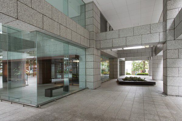 ピロティなど風情漂う共有部がホテルのような生活を演出。		